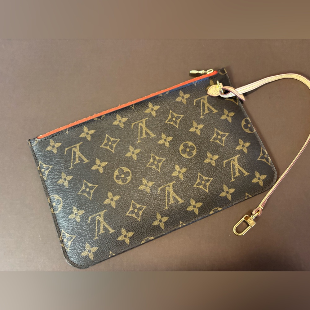 Authentic Louis Vuitton Monogram
Neverfull Pouch MM
Pre-loved